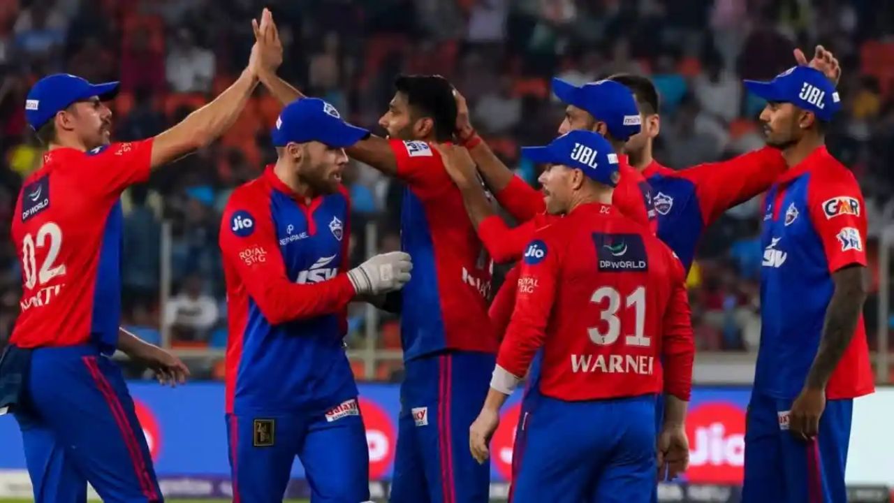 DELHI cAPITALS TEAM IN HIS JERSEY ON GROUND