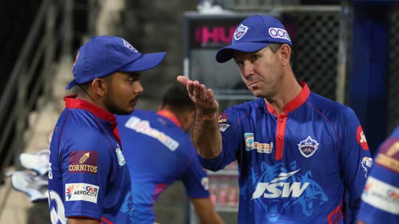 prithvi shawa and ricky ponting talking near dugout