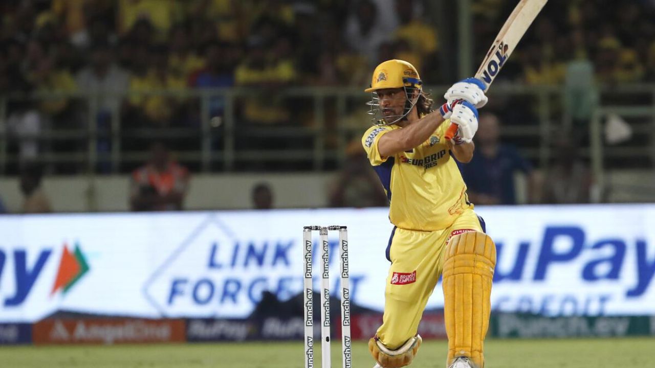 ms dhoni playing cricket in csk jersey o cricket ground