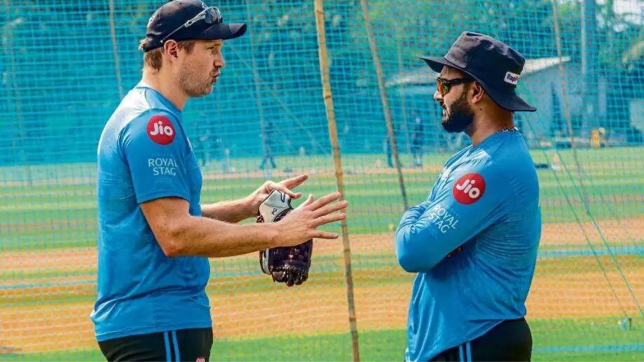 pant and shane watson talking in a frame talking